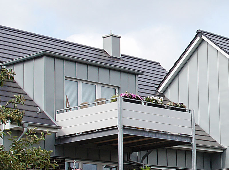 Moderne Blecharbeiten am Dach von der Dachdeckerei hauk in Negernbötel bei Bad Segeberg